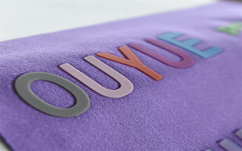 商標(biāo)輔料廠(chǎng)家選擇的光變刻字膜轉(zhuǎn)燙出來(lái)的效果